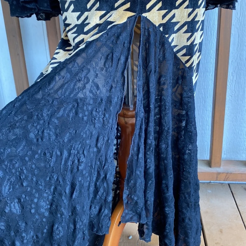 Velvety Black & Tan houndstooth vintage dress with lace details and open back - Picture 4 of 9